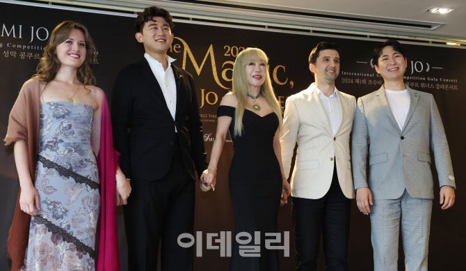 소프라노 조수미가 16일 오후 서울 중구의 더플라자 호텔에서 열린 2025 조수미 콘서트 기자회견에서 제1회 조수미 국제 성악 콩쿠르 수상자들과 포즈를 취하고 있다.(사진=이영훈 기자)