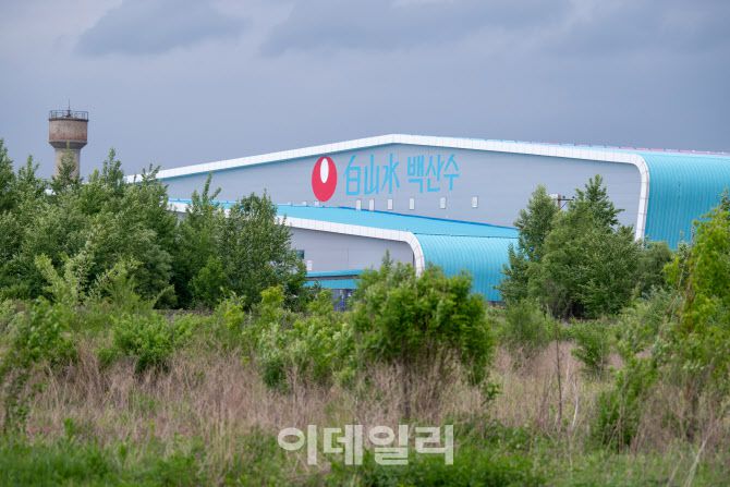 지난 11일  중국 연변조선족자치구 이도백하진에 위치한 농심 백산수 공장의 모습.
