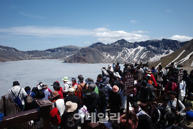 지난 12일 백두산 천지 서파지역이 관광객들로 붐비고 있다.