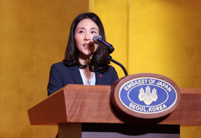 김진아 외교부 2차관이 16일 서울 중구 롯데호텔에서 열린 한일 국교정상화 60주년 기념행사에서 축사하고 있다.[연합뉴스 제공]