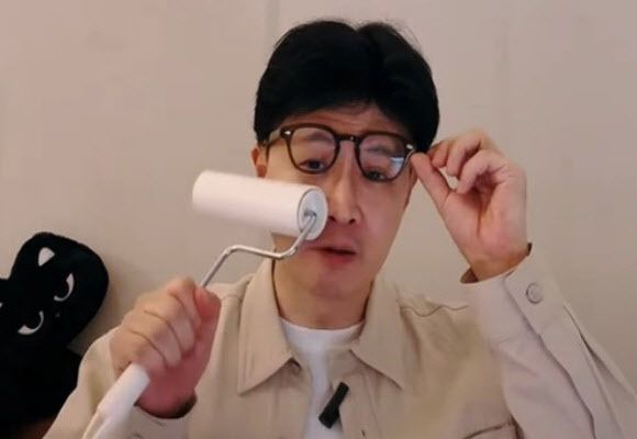 한동훈 전 국민의힘 대표가 지난 6일 ‘얼굴에 돌돌이하는 한동훈입니다’라는 제목으로 라방(라이브방송)을 하고 있다. (사진=유튜브 채널 ‘한동훈’ 캡처)