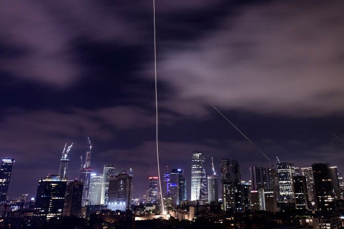 15일 이스라엘 텔아비브에 이란에서 발사된 미사일들이 요격되고 있다. (사진=로이터)