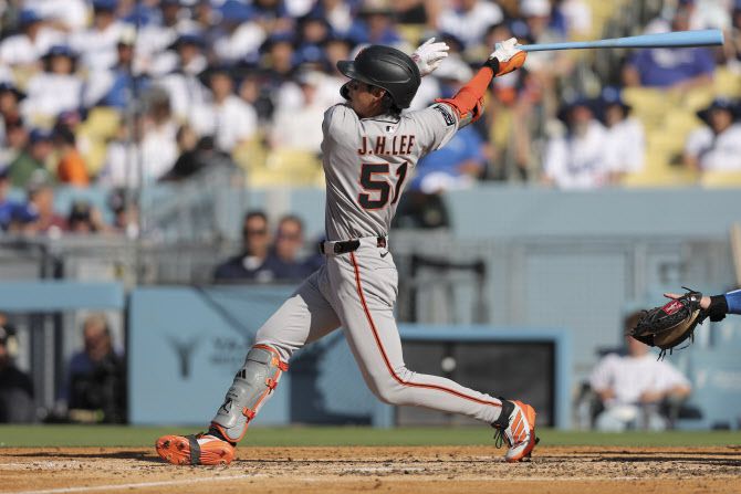 샌프란시스코 자이언츠 이정후가 16일(한국시간) LA 다저스와 원정경기에서 호쾌한 3루타를 터뜨리고 있다. 사진=AP PHOTOL