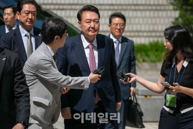 윤석열 전 대통령이 지난 9일 서울중앙지방법원에서 열린 내란 우두머리 혐의·직권남용 권리행사 방해 혐의 사건 6차 공판에 출석하고 있다. (사진=공동취재단)