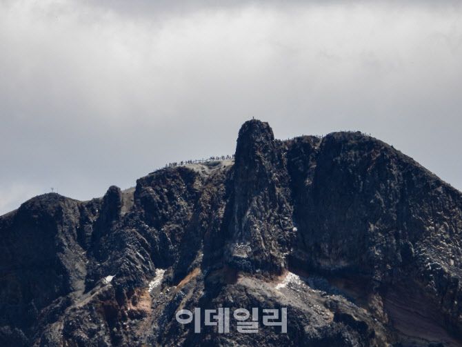 12일 오전 중국 지린성 연변 조선족 자치주 백두산 서파에서 바라본 동파 모습.