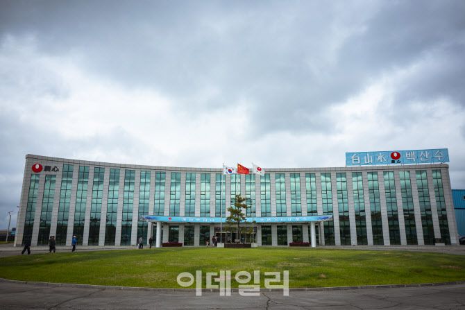 지난 11일  중국 연변조선족자치구 이도백하진에 위치한 농심 백산수 공장의 모습.