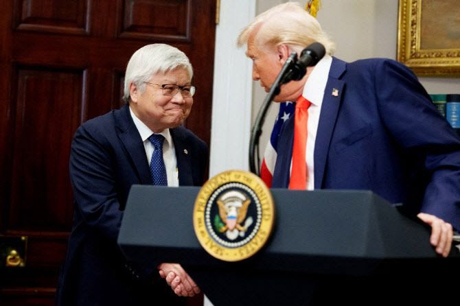 3월 3일(현지시간) 워싱턴 DC 백악관 루즈벨트 룸에서 도널드 트럼프 미국 대통령이 웨이저자 TSMC의 회장과 악수를 나누고 있다. TSMC가 미국 내 신규 제조 시설에 1000억 달러를 투자할 계획이다.  (사진=AFP)