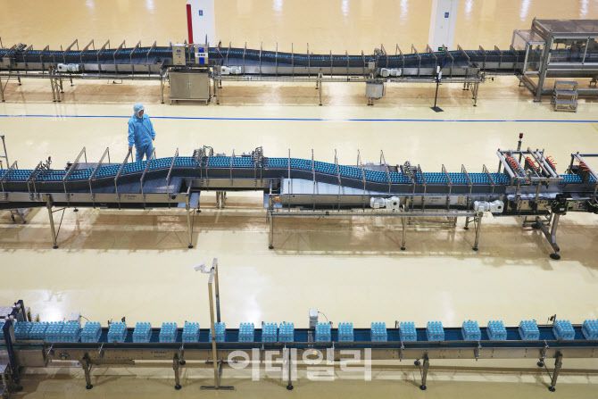 지난 11일 중국 지린성 연변조선족자치주 이도백하 농심 백산수 공장에서 직원들이 작업하고 있다.