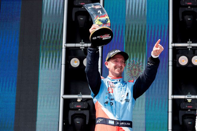 네스토르 지로라미 선수가 6월 13~15일 열린 ‘2025 TCR 월드 투어’ 스페인 대회에서 우승을 차지하고 기념 촬영을 하고 있는 모습. (사진=현대차)