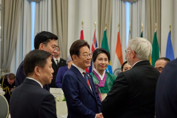 이재명 대통령이 16일(현지시간) 캐나다 캘커리 한 호텔에서 열린 캐나다 총독 내외 주최 주요 7개국(G7) 정상회의 초청국 리셉션에서 참석자들과 대화하고 있다.(사진=연합뉴스)