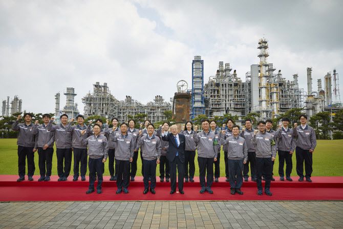김승연 회장이 한화토탈에너지스 대산공장 임직원들과 위기극복의 의지를 다지는 기념 사진을 촬영하고 있다.(사진=한화.)
