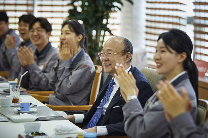 김승연 회장이 한화토탈에너지스 대산공장 직원들과 오찬을 하며 환담을 나누고 있다.(사진=한화.)