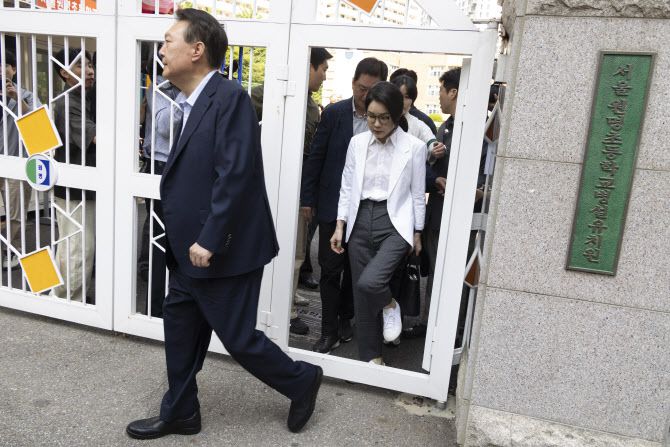 윤석열 전 대통령과 김건희 여사가 21대 대통령 선거일인 3일 서울 서초구 원명초등학교에 마련된 서초4동 제3투표소에서 투표를 마친 뒤 차량으로 향하고 있다 (사진=연합뉴스)