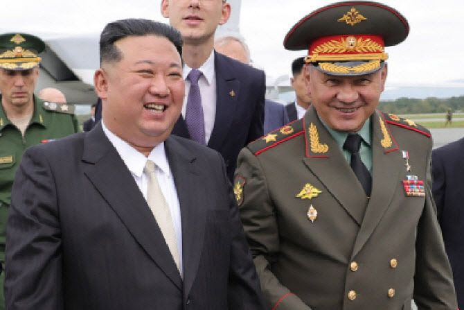 2023년 9월 16일(현지시간) 김정은 북한 국무위원장과 당시 국방장관이던 세르게이 쇼이구가 러시아 프리모르스키 지역 블라디보스토크 인근 크네비치 비행장을 방문하고 있다. (사진=러시아 국방부 제공)