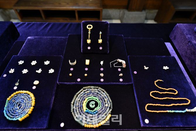 공주 무령왕릉과 왕릉원 조사성과 기자간담회서 공개한 출토유물(사진=국가유산청)