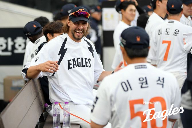 한화이글스 라이언 와이스가 만루홈런을 치고 더그아웃으로 돌아온 이원석을 환하게 웃으며 축하해주고 있다. 사진=한화이글스