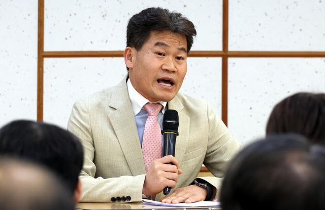 한국사 강사 전한길 씨가 12일 오전 서울 여의도 국회 의원회관 세미나실에서 열린 국민저항권 긴급세미나에서 기조 강연을 하고 있다. (사진=뉴시스)