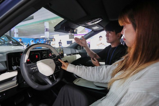 기아 EV4의 AI 어시스턴트 체험. (사진=현대차그룹)