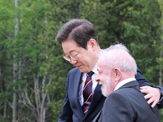 이재명 대통령이 17일(현지시간) 캐나다 앨버타주 카나나스키스 주요 7개국(G7) 정상회의장에서 기념 단체 사진을 촬영한 뒤 루이스 이나시우 룰라 다시우바 브라질 대통령과 나란히 걷고 있다.(사진=대통령실사진기자단)