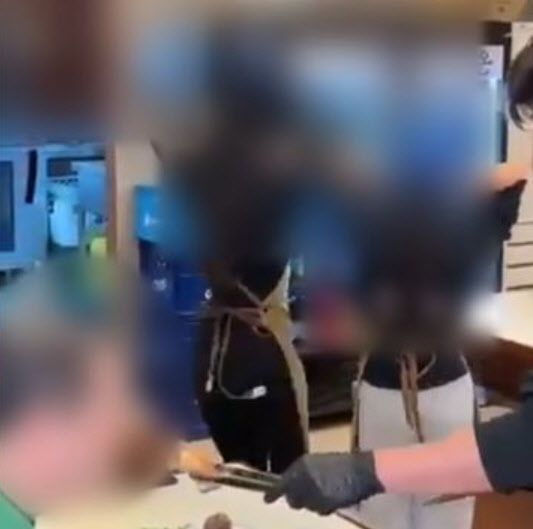 ‘터미널 댄스’를 추는 곱창집 여직원들. (사진=사회관계망서비스)