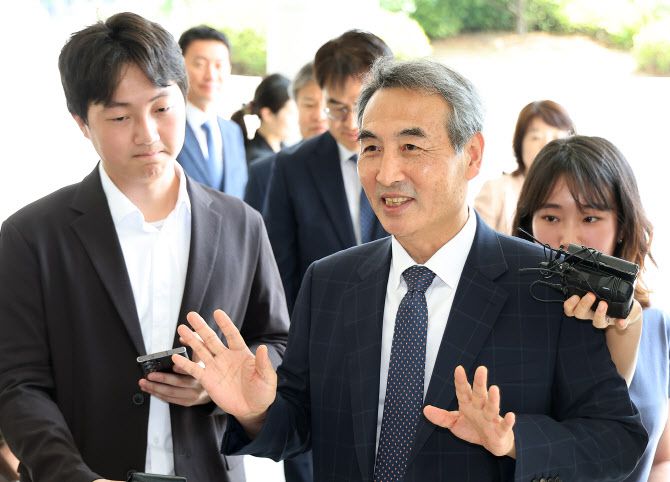 윤석열 전 대통령의 부인 김건희 여사에 대한 의혹을 수사할 민중기 특별검사가 박세현 서울고등검찰청장 면담을 위해 18일 서울 서초구 서울고검으로 향하고 있다. (사진=연합뉴스)