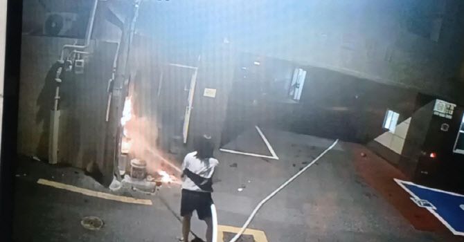 지난달 30일 새벽 부산 사하구의 한 오피스텔 인근에서 발생한 화재를 진압하는 20대 시민. (사진=부산 사하소방서)