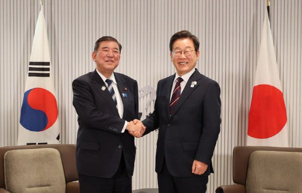 이재명 대통령이 17일(현지시간) 캐나다 앨버타주 캐내내스키스 주요 7개국(G7) 정상회의장에서 열린 한일 정상회담에서 이시바 시게루 일본 총리와 웃으며 기념촬영을 하고 있는 모습. (사진=연합뉴스)