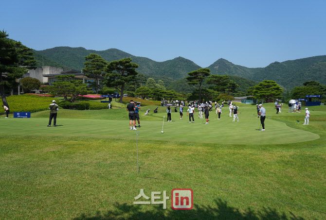 18일 제68회 KPGA 선수권대회 개막을 하루 앞두고 선수들이 연습그린에서 퍼트하며 마지막 점검을 하고 있다. (사진=이데일리 골프in 조원범 기자)