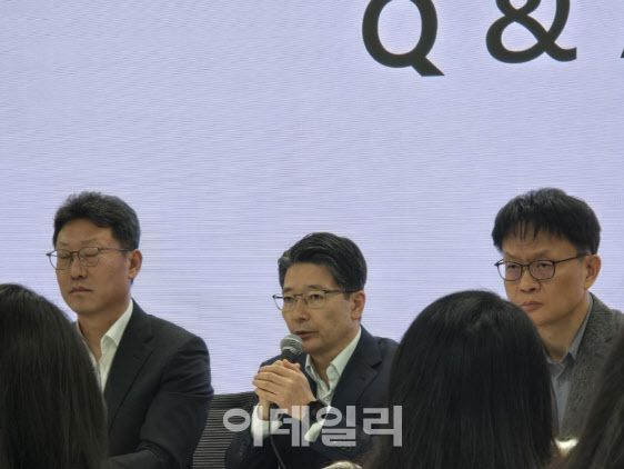 SKT가 19일 서울 종로구 삼화빌딩에서 일일 브리핑을 개최했다. 임봉호(가운데) SKT MNO 사업부장(부사장)이 질의응답 시간에 답변하고 있다(사진=윤정훈 기자)