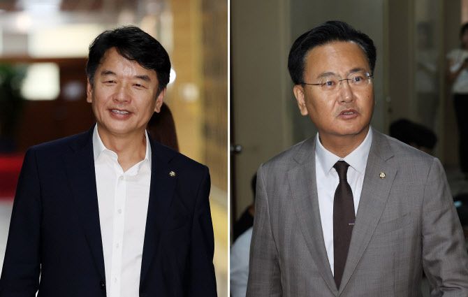 문진석(왼쪽) 더불어민주당 원내수석부대표와 유상범 국민의힘 원내수석부대표가 19일 오후 서울 여의도 국회에서 원 구성 협상 등을 위한 여야 원내수석 회동을 위해 운영위원회 소회의실로 향하고 있다.(사진=뉴시스)