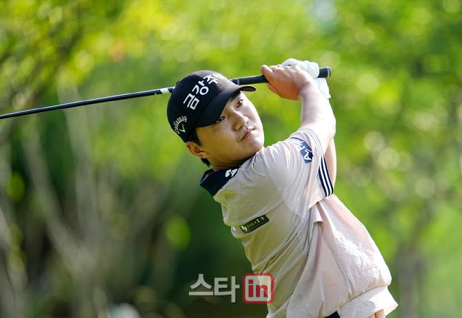 옥태훈이 19일 경남 양산시 에이원 컨트리클럽에서 열린 제68회 KPGA선수권 1라운드 10번홀에서 힘차게 티샷을 하고 있다. (사진=이데일리 골프in 조원범 기자)