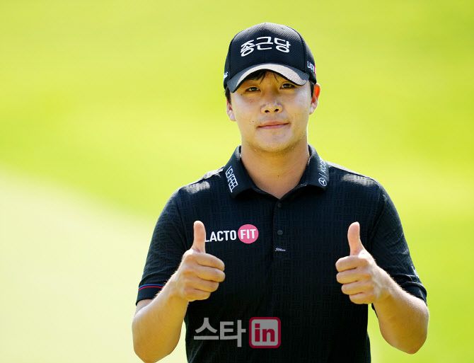 김민규가 10번홀에서 티샷을 끝낸 뒤 카메라를 향해 포즈를 취하고 있다. (사진=이데일리 골프in 조원범 기자)