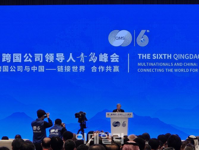 손경식(단상 위) CJ그룹 회장이 19일 오전 중국 칭다오에서 열린 다국적기업 지도자 서밋에서 축사하고 있다. (사진=이데일리 이명철 특파원)