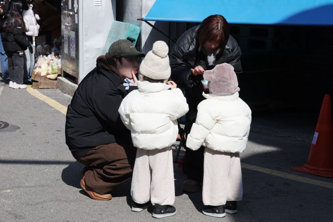 서울 시내에서 이동하는 가족의 모습. (사진=연합뉴스)
