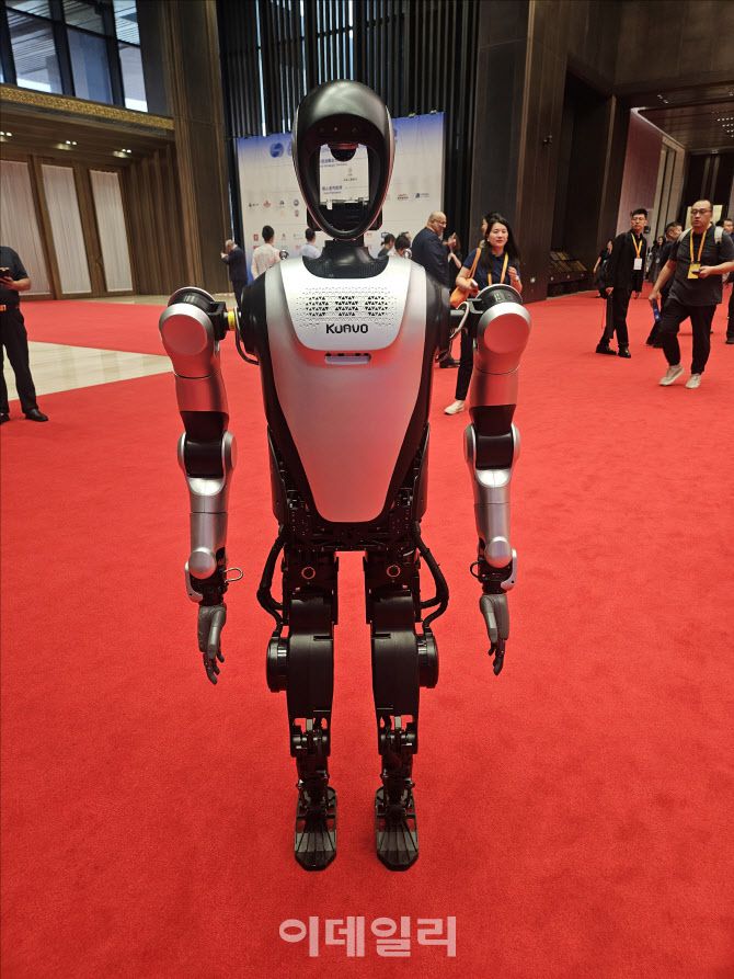 중국 기업 러쥐로봇의 휴머노이드 로봇 ‘쿼보’가 19일 칭다오 다국적기업 서밋 행사장에서 참석자들을 맞이하고 있다. (사진=이데일리 이명철 특파원)