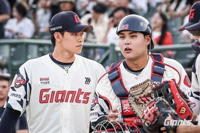 단 한 경기 만에 롯데자이언츠의 차세대 대형포수 기대주로 떠오른 ‘19살 고졸신인’ 박재엽*(오른쪽). 사진=롯데자이언츠