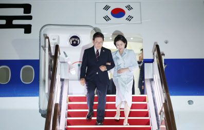 이재명 대통령과 김혜경 여사가 19일 51차 주요 7개국(G7) 정상회의 일정을 마친 뒤 성남 서울공항에 도착해 공군 1호기에서 내리고 있다. (사진=연합뉴스)