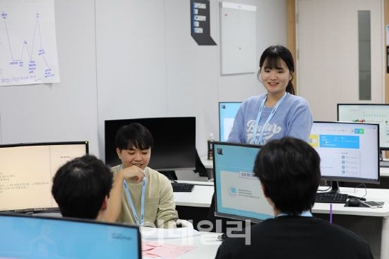 SSAFY 11기 교육생들이 협업 프로젝트를 진행하고 있다(사진=삼성전자)