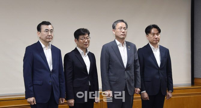왼쪽부터 이세훈 금융감독원 수석부원장, 유상대 한국은행 부총재, 이형일 기획재정부 장관 직무대행 1차관, 이형주 금융위원회 상임위원(사진=기재부)