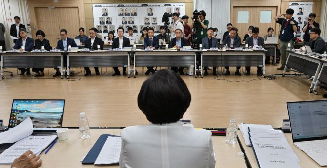 김현 국정기획위원회 사회2분과 기획위원이 20일 경기 정부과천청사 방송통신위원회에서 열린 국정기획위원회 업무보고에서 발언하고 있다. (사진=공동취재)