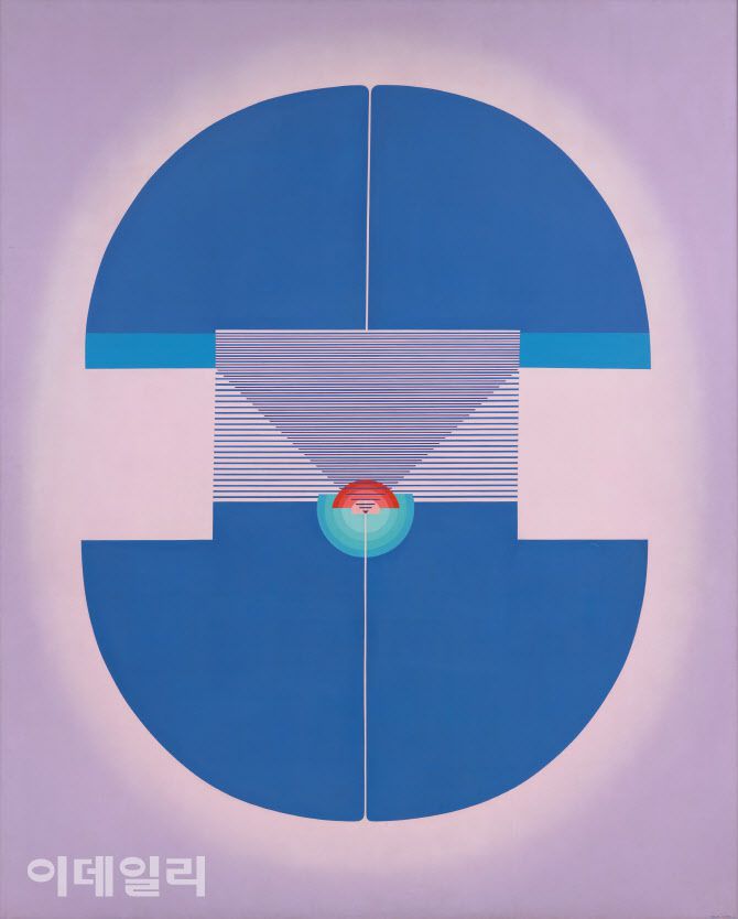 이성자의 ‘음과 양 75년 5월 No.1’(1975). 1970년대 추구한 ‘음과 양’ 연작 중 한 점이다. 동그란 원을 반으로 가른 요철 형태의 문양을 토대로 부드러움과 견고함, 질서와 자유, 섬세함과 웅대함, 여유와 긴장을 미묘하게 결합하던 시기다. 동양의 음양사상에서 꺼낸 한국적 이미지를 서양의 추상사조에 접목했다. 절제했지만 매혹적인 색채가 신비롭다. 캔버스에 아크릴릭 물감, 250×200㎝. 국립현대미술관 소장.