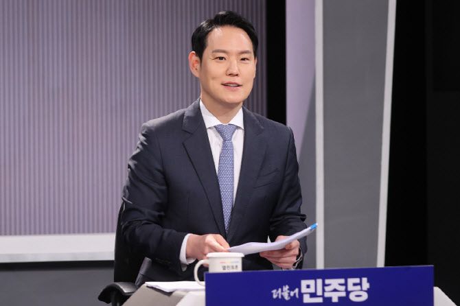 김한규 더불어민주당 의원이 지난달 2일 서울 여의도 KBS에서 열린 중앙선거방송토론위원회 제21대 대통령선거 정책토론회에 참석하고 있다. (사진=연합뉴스)
