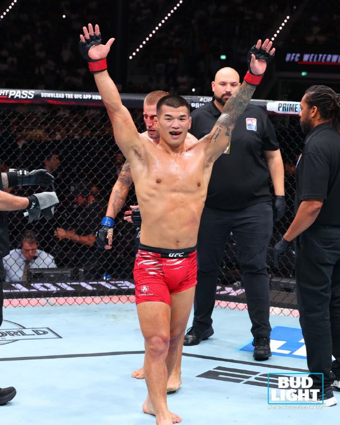 고석현이 UFC 데뷔전에서 완승을 거둔 뒤 기뻐하고 있다. 사진=UFC
