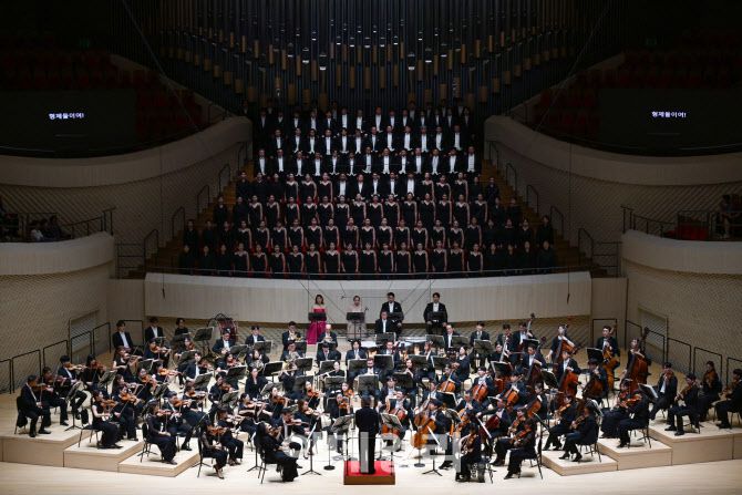 지난 20일 부산 부산진구 부산콘서트홀에서 열린 개관공연 ‘하나를 위한 노래’ 중 베토벤 교향곡 9번 ‘합창’의 공연 장면. (사진=클래식부산)