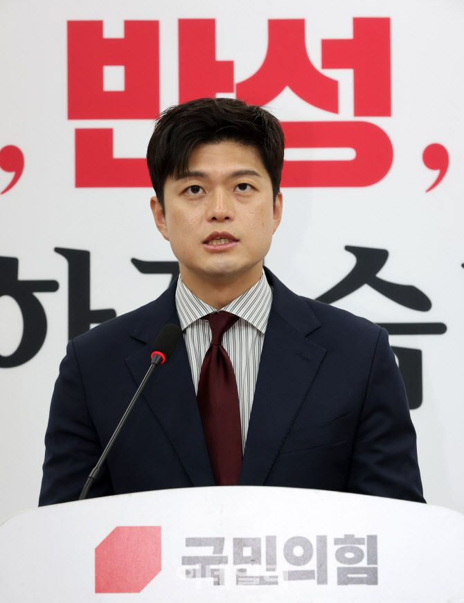 [이데일리 방인권 기자] 김용태 국민의힘 비상대책위원장이 13일 오전 서울 여의도 국회에서 수원지법 대북송금재판 관련 현안 입장발표 기자회견을 하고 있다.