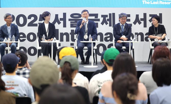 문형배 전 헌법재판관이 22일 서울 강남구 코엑스에서 열린 ‘2025 서울국제도서전’ 북토크 ‘어른 김장하의 씨앗’에 참석해 발언하고 있다. (사진=연합뉴스)