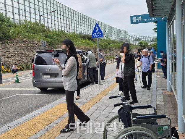 지난 10일 오후 서울 송파구 서울아산병원 동관 앞에서 인근 약국 직원들이 환자들을 차량에 태우고 있다. (사진=정윤지 기자)