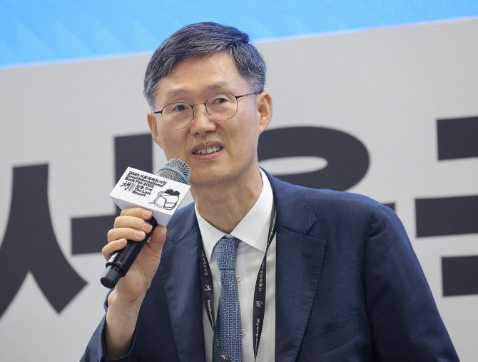 문형배 전 헌법재판관이 22일 서울 강남구 코엑스에서 열린 ‘2025 서울국제도서전’ 북토크 ‘어른 김장하의 씨앗’에 참석해 발언하고 있다. (사진=연합뉴스)