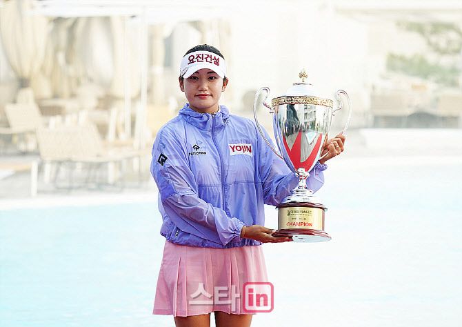 노승희가 22일 경기 안산시 더헤븐 컨트리클럽에서 열린 KLPGA 투어 더헤븐 마스터즈에서 연장 끝에 우승을 차지한 뒤 트로피를 들고 기념촬영하고 있다. (사진=이데일리 골프in 김상민 기자)