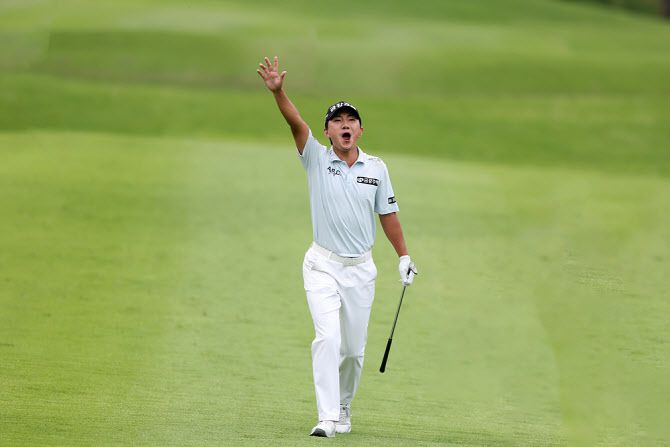 샷 이글 후 환호하는 옥태훈(사진=KPGA 제공)